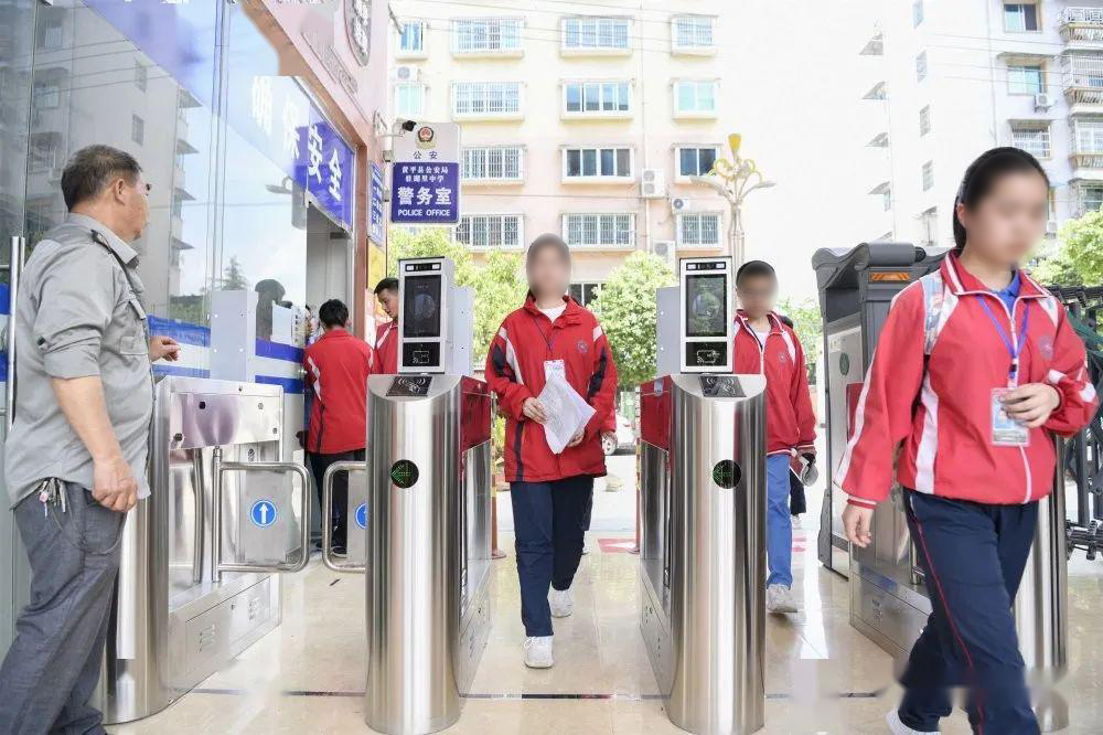 校園防疫艱巨 無(wú)接觸門(mén)禁和電梯助力防疫工作