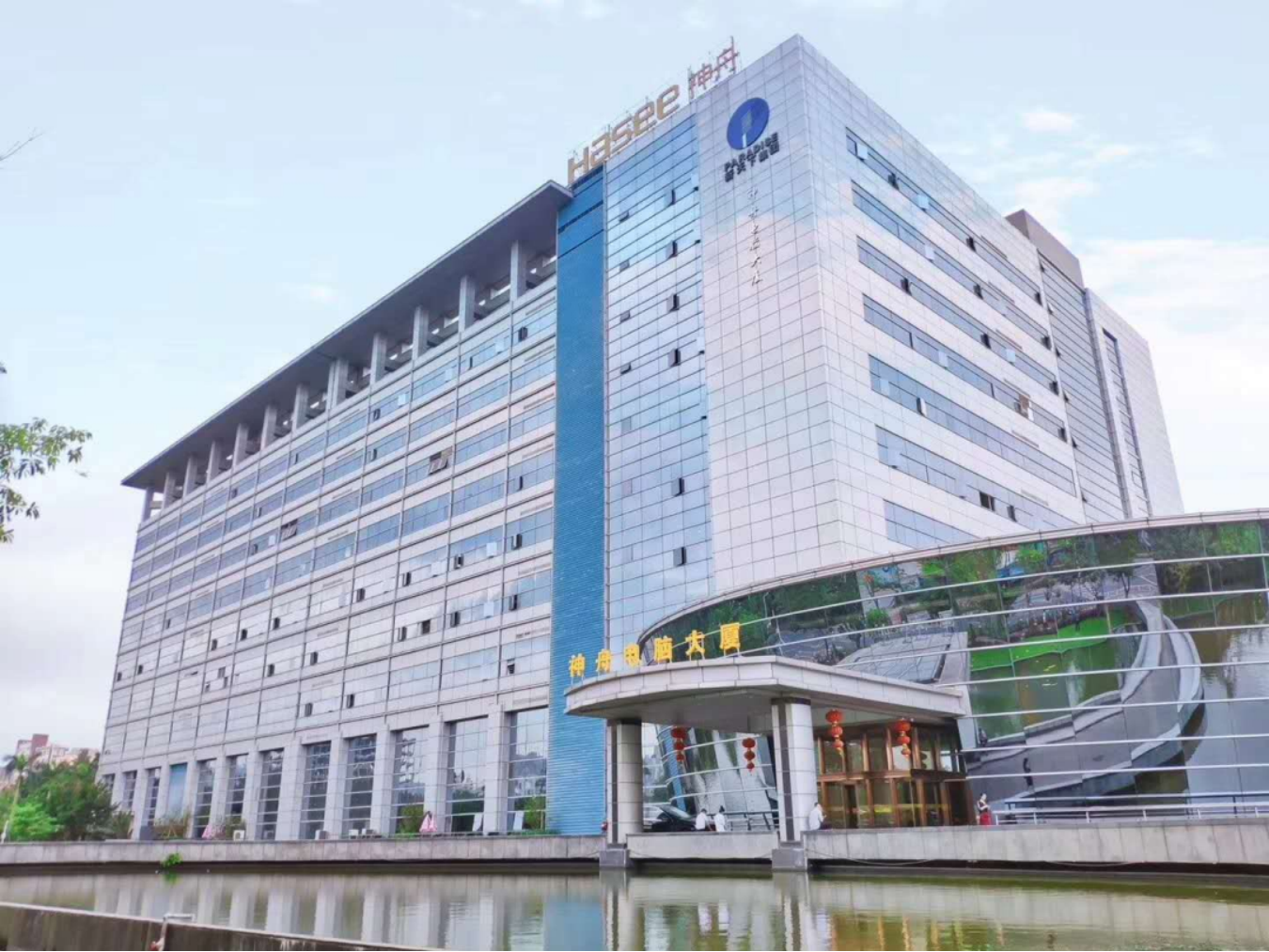旺龍跨品牌電梯調(diào)度系統(tǒng)落地深圳神舟電腦大廈，打破不同電梯之間的技術(shù)壁壘、技術(shù)障礙，實現(xiàn)電梯群控、和諧共享！